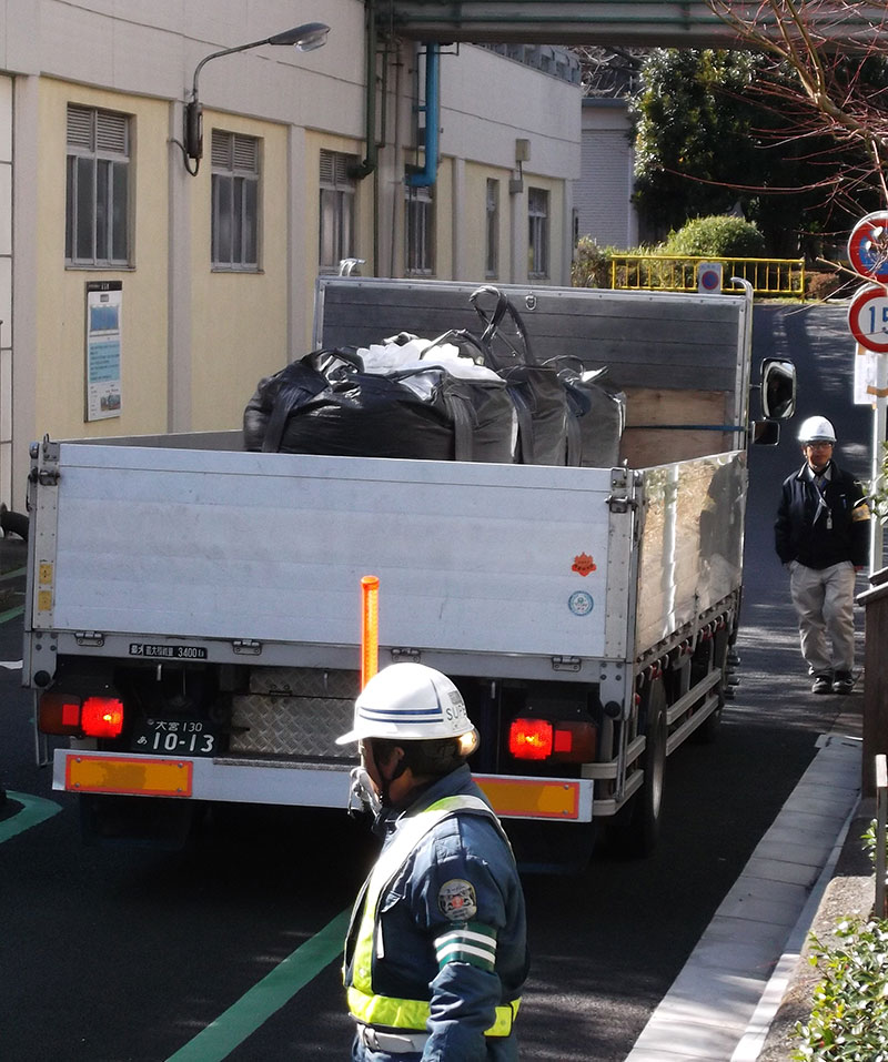 工事車両の後進誘導です